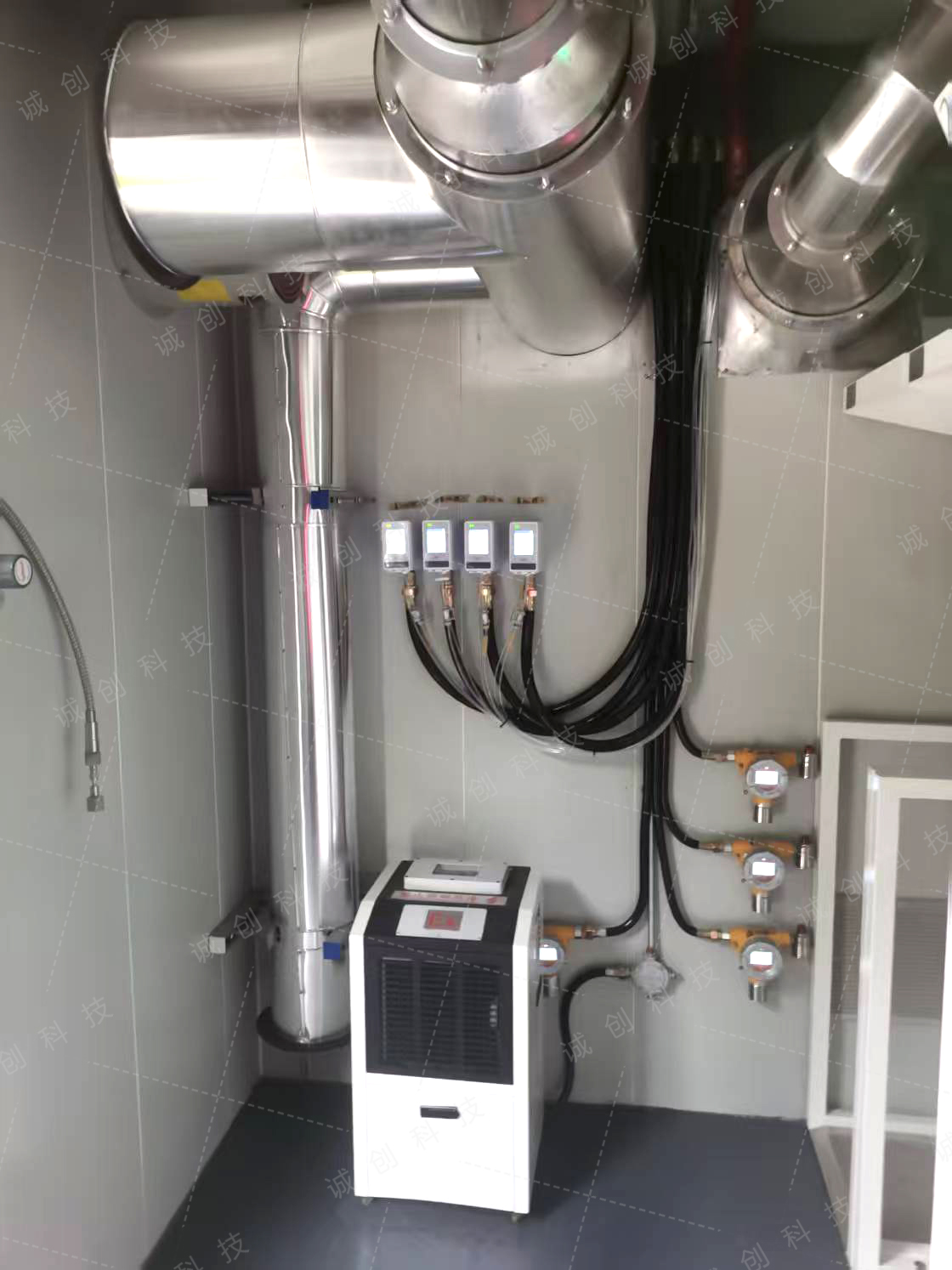 毒腐移動氣站中的溫度、濕度控制箱